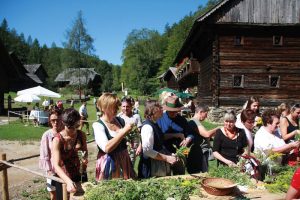 Stübing Kräuterbüscherl Binden (c) Österreichisches Freilichtmuseum UJM