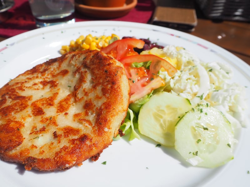 Mittags gibt's Kaspressknödel mit Salat auf der Breithornhütte. (c) Elena Paschinger | www.CreativElena.com