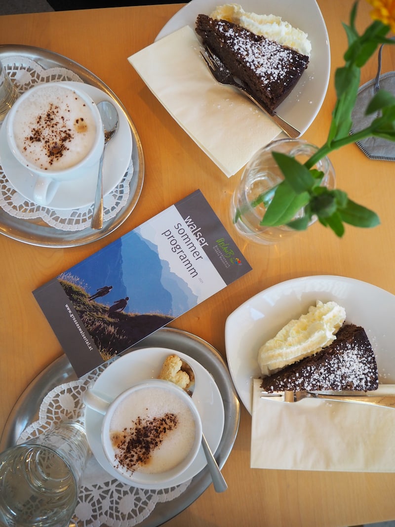 Den süßen Abschluss bieten Kaffee & Kuchen im Biosphärenpark Haus. (c) Elena Paschinger | www.CreativElena.com