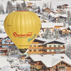 Winterpanorama mit Heißluftballon © Hotel Hanneshof