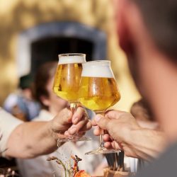 Foto Oberösterreich Tourismus/Innviertel Tourismus/Stefan Mayerhofer: Anstoßen mit frisch gezapftem Bier im Gastgarten