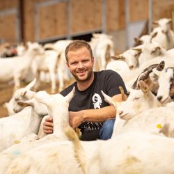 Michael Mandl mit Ziegenherde am Mandl's Ziegenhof © © AMA GENUSS REGION / Doris Schwarz-König