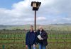 Medien-Info-Foto Weingut Peter Dolle mit Dr. Zink vor Steinkauz Nistkasten