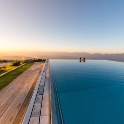 Im Infinity Pool © Mountain Resort Feuerberg / Michael Stabentheiner