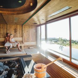Paar in der Sauna mit Weitblick © Mountain Resort Feuerberg / Martin Hofmann