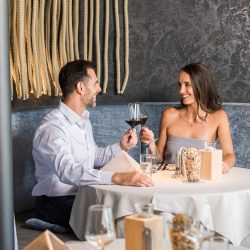 Paar stosst mit Weingläsern an © Mountain Resort Feuerberg / Gernot Gleiss
