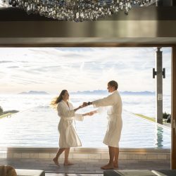Paar vor dem Infinity Pool © Mountain Resort Feuerberg / Franz Gerdl