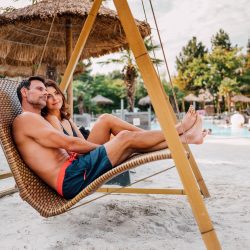 Paar in Hängeschaukel Karibik © SPA Resort Therme Geinberg / Chris Perkles