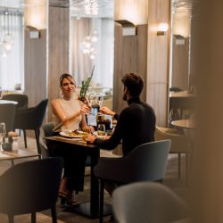 Paar im Restaurant im SPA Resort Geinberg © SPA Resort Geinberg / Chris Perkles
