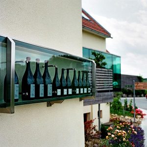 Polz-Weinflaschen an der Fassade © Gut Pössnitzberg
